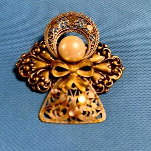 🌼Elegant Gold and Pearl Brooch